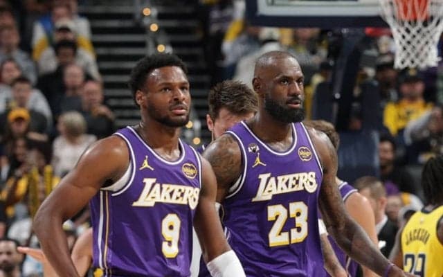 NBA史上初…父レブロンが息子ブロニーの3Pをお膳立てして“親から子へのアシスト”が実現