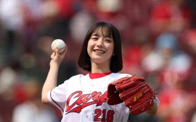 「ぶち可愛かった」１８歳女優が地元広島で始球式　ＣＭ、ドラマで人気上昇中　跳びはねて喜ぶ姿に反響「ときめいた人多そう」
