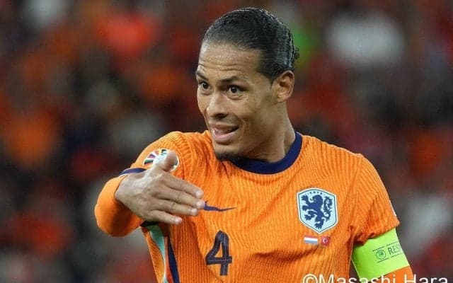 ｢これどうすんの｣W杯初戦で激突するオランダ主将の“理不尽ヘッド弾”に激震！｢止めようがなくないか｣｢W杯でやられそうで怖い｣