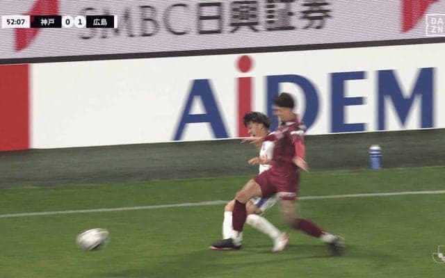 SNSで論争！神戸DFの“足踏みタックル”が物議…「普通にレッドだろ」「ボールにチャレンジしたからイエロー」解説も危険度を指摘