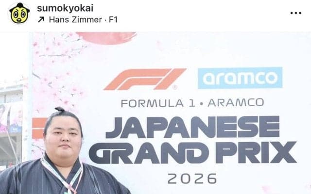 琴桜が鈴鹿サーキットに参上！「跳ね馬と大関…レア！！」「何を買われたのでしょう」１９歳の新鋭にトロフィー渡す姿も