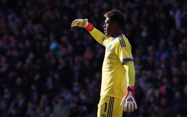 帰ってきた守護神・鈴木彩艶が立ち上がりにビッグセーブ…マクトミネイの至近距離シュートを左手１本で神セーブ