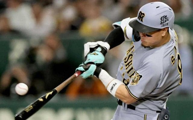 阪神・佐藤輝　連続三振から変身マルチ　今季初安打＆初適時打「とりあえず１本出たんで良かった」新ポーズも披露