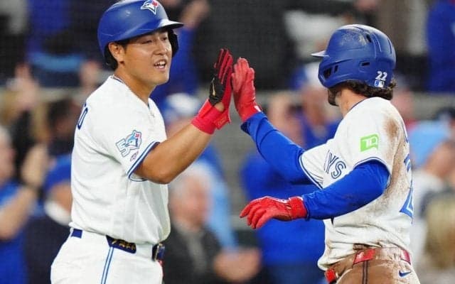 ブルージェイズが劇的２戦連続サヨナラ勝ちで開幕連勝！土壇場で同点弾→クレメントが決めた！岡本和真は２戦連続安打で打率・３７５