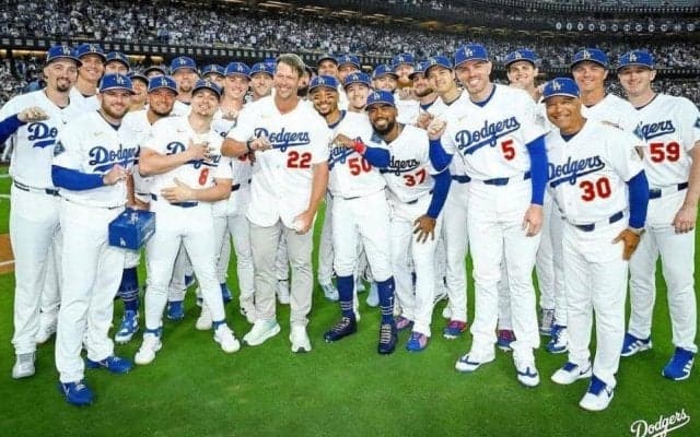 「本当に泣いた」カーショー氏を囲んだ集合写真がファンの涙誘う　全員が穏やかな笑み　いつまでも見たい光景　山本由伸はロハスの背後に隠れ