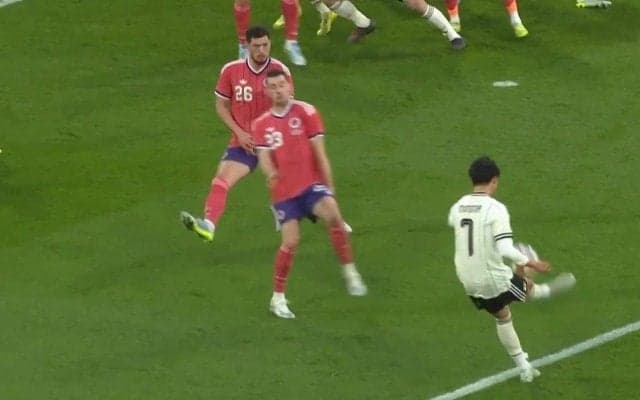 「レベチやん」三笘薫の狙い澄ましたコントロールショットにスタジアム騒然「やっぱえぐいわ」「技術高い」高精度な右足インサイドキックにファン興奮