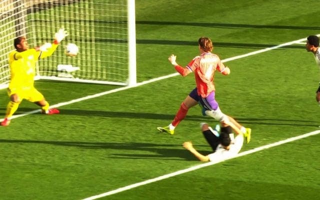 「どんな反射神経しとんねん」鈴木彩艶、値千金の“神セーブ”に衝撃！「凄すぎてドン引き」超至近距離弾を左手ストップ