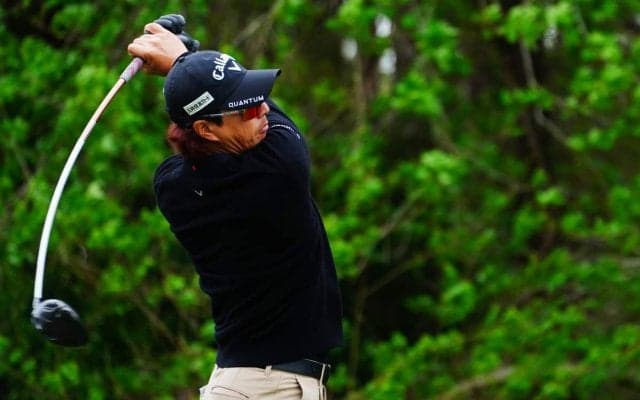 「思ったよりも右に」1ペナ2連発 石川遼は最終18番“トリ”で首位と3打差→6打差