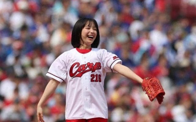 カープ戦始球式で話題の１８歳女優　グラブはレジェンドの刺しゅう入り「お借りできて光栄でした」