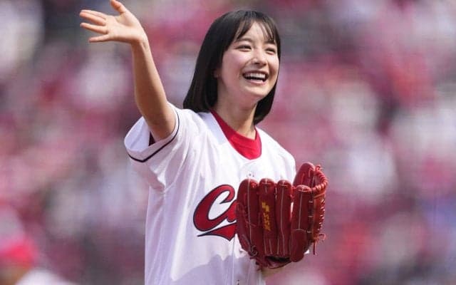 人気上昇中の18歳女優が笑顔で“ぴょんぴょん”　レジェンド右腕のグラブで「これは素敵な始球式」「透明感が凄い」