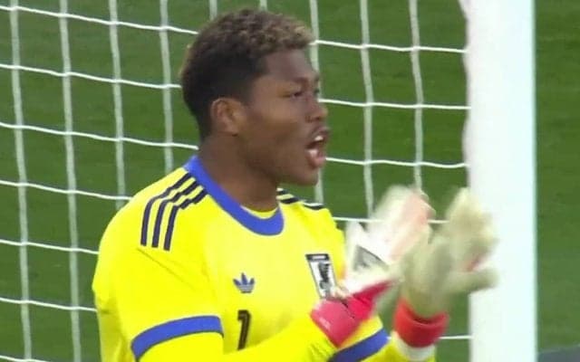 「ノイアーかよ」鈴木彩艶の“超反応”スーパーセーブにSNS沸騰「史上最高のGK」「エグすぎる」神の“横っ飛び”で完璧シャットアウトした瞬間