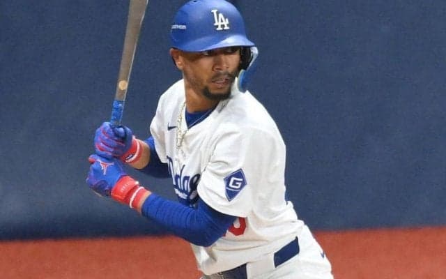 ドジャース戦でアクシデント　モリーヨの１５８キロが球審のマスク直撃　ベッツの打席で本拠地が騒然