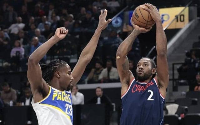 ペイサーズ戦で決勝弾を沈めたカワイ・レナードがNBA史上最年長で50戦連続の20得点超え