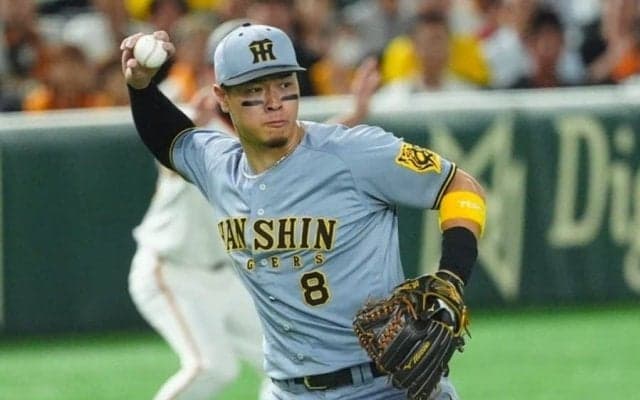 「どんな体勢で…」　佐藤輝明の超絶美技に騒然…虎党感動「本当にうまくなった」