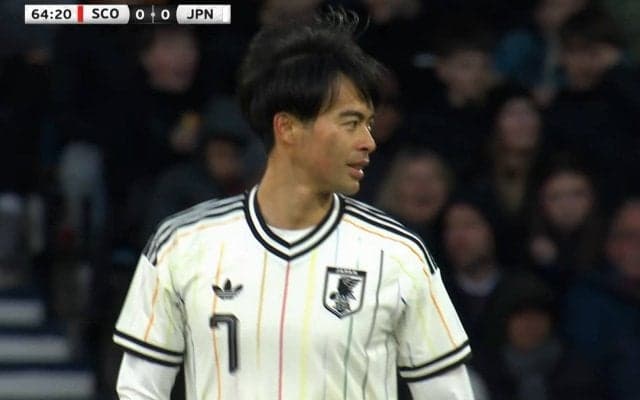 「今のどうなってんの…」三笘薫の“ビタ止めトラップ”が極上！難しい浮き球の処理に「S級なんよ」「レベチ」驚愕の声