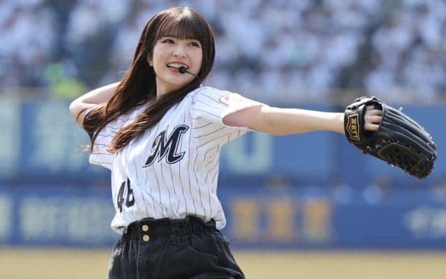 ショートパンツから“キャッ”　幕張に現れた美女軍団…ノーバウンド投球に歓声も