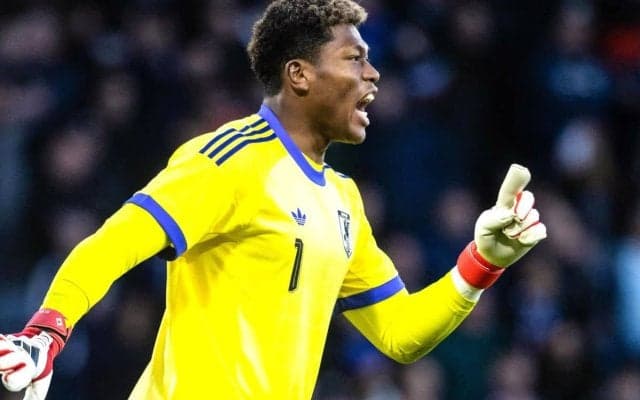 どう見ても立役者は鈴木彩艶　代表復帰戦で“別格”の存在感　伊メディアも絶賛「主役の1人になった」