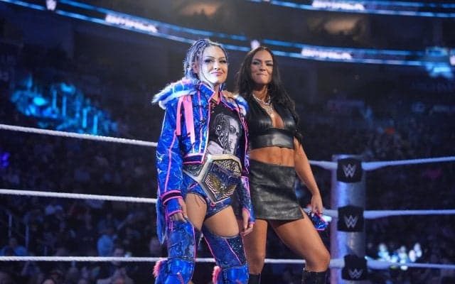 「お気に入りの2人」“ド派手ビジュ”日本人美女と“美腹筋”秘書パートナーの仲良し作戦会議にほっこり「英語も上手くなってる」