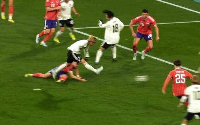 「涼しい顔でダンス」伊東純也の“極上フェイント弾”に英国メディアも脱帽！「見事なステップ」「GKの虚を突いた」など絶賛