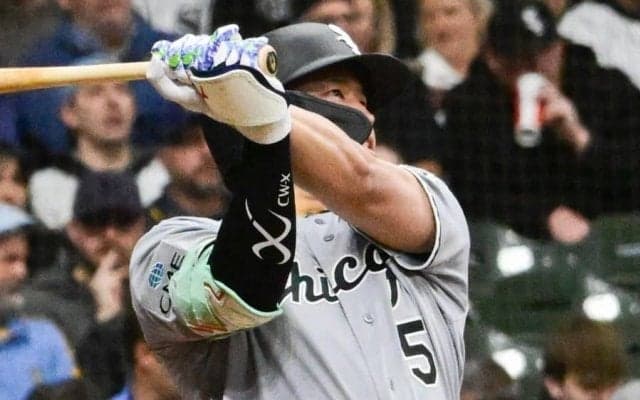 村上宗隆、日本選手初のデビューから3戦連発　メジャー史上4人目の快挙、右手突き上げ喜び