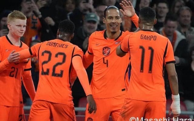 現地撮影！W杯初戦で激突する“オレンジ軍団”強敵オランダ代表の本当の能力は!? ノルウェー代表に2-1勝利もスタンドで繰り返されたウェーブが意味するものとは？