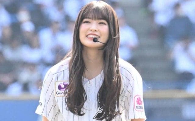 豪快足上げ→キラキラ笑顔が「眩しい」　18歳美女にうっとり「ビジュ極まってる」