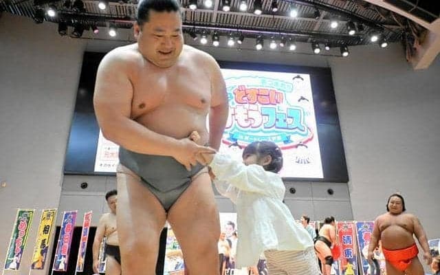 負けないぞ！　子どもたちが元力士と相撲体験　埼玉
