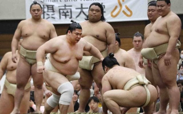 大阪・寝屋川でご当所の幕内の宇良、豪ノ山に歓声　新巡業部長の高田川親方から“訓示”も