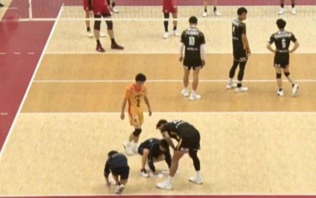 「ちょっと貸しなさい！」男子バレー、スター選手が自らガシガシと雑巾掛け まさかの“珍光景”にアリーナから笑い