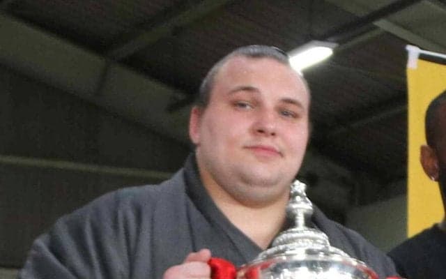 大関・安青錦がサッカーのイングランド・ＦＡ杯を手に「感動」マンＵファンでルーニーが「すごく好き」と明かす