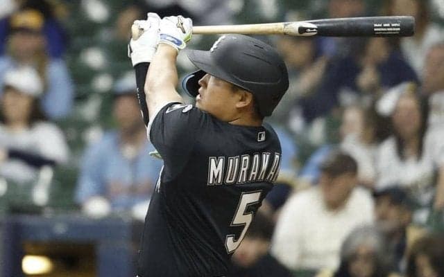 村上宗隆は４戦連発ならず　投手強襲内野安打で先制劇演出！デビューから４試合連続安打　チームは開幕４戦目で初勝利→ハイタッチの列の先頭に　元ド軍バルガスが６打点の大暴れ