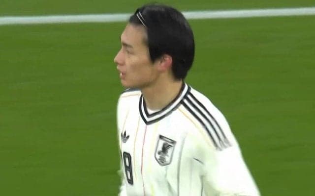 「化け物だな」上田綺世の“絶品ヘッド”にファン衝撃「レベチだわ、強い」屈強DFに競り勝ち完璧につなぐ“別次元”のポストプレー