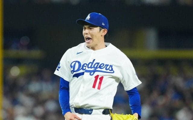 佐々木朗希、５回途中４安打４Ｋで降板　ベンチでロバーツ監督と握手交わす　スタンドから拍手