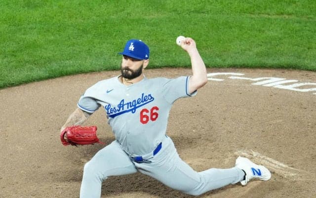 佐々木朗希がベンチで手をたたく　ド軍２番手スコットが好リリーフでピンチを無失点で切り抜ける