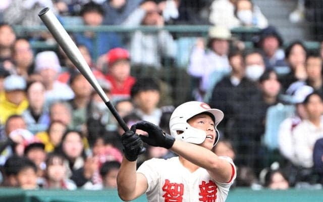 【センバツ】智弁学園・逢坂悠誠が同点ソロ　高々とガッツポーズ挙げダイヤモンド回る