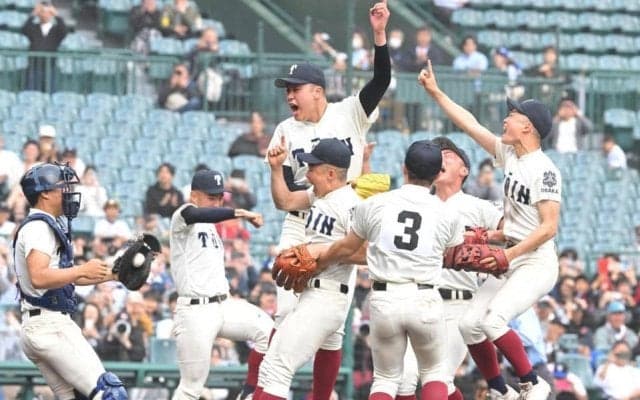 大阪桐蔭が４年ぶりＶ！史上最多タイ５度目のセンバツ制覇　決勝戦は負けなし１０連勝　「強引なサインを出した」西谷監督の一手から一挙４点ビッグイニング　雨中の激闘制す