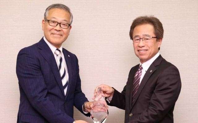 【阪神】25年リーグ優勝レプリカトロフィー授与「また新しいトロフィーを」連覇へ気持ち新た