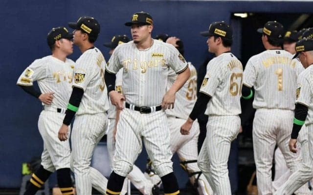 阪神ナインが黄金の戦闘服で登場　ホーム＆聖地開幕のみ着用のチャンピオンユニホームでウオーミングアップ