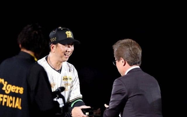 昨季リーグＶの阪神がチャンピオンリングセレモニー　藤川監督からコーチ、選手らが受け取る　引退の原口氏もスーツ姿で登場