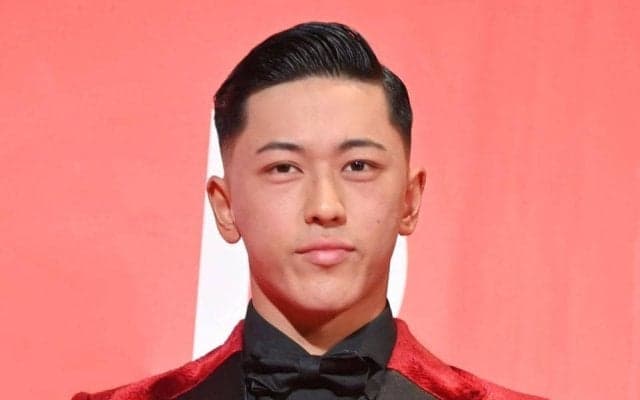 車いすテニスの小田凱人が始球式　左腕から速球披露し歓声に応える　ＳＮＳ「球はえー」