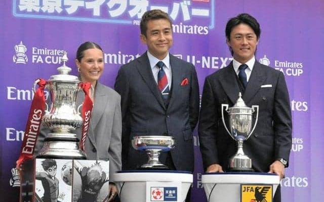 150年前のサッカー母国との不思議な縁　東京で並んだ3つの優勝杯