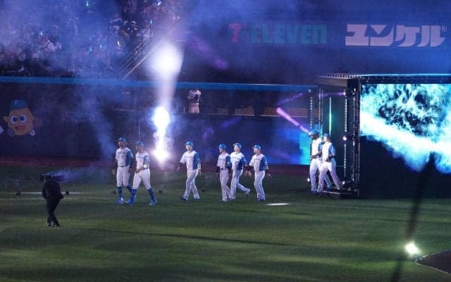 【日本ハム】新庄監督、ホーム開幕セレモニーで名曲「My Way」BGMに登場　観客は大歓声