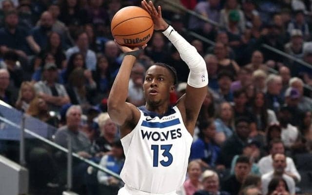 ウルブズのアヨ・ドスンムが球団史上3人目のレアなトリプルダブルを達成