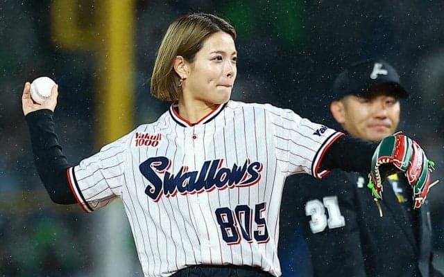 【ヤクルト】阿部詩、始球式でノーバンあと少し「95点」　活動再開つば九郎「会いたかった」