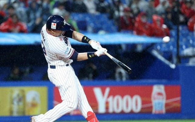【ヤクルト】オスナが今季１号ソロ　試合前ベンチ入り時にはつば九郎と抱擁