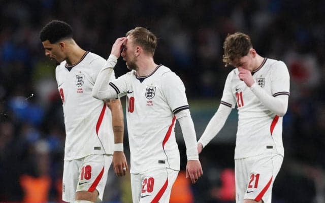 【日本代表】あ～ぁイングランド代表、チケット完売で聖地７万9233人も観客は試合終盤に帰る