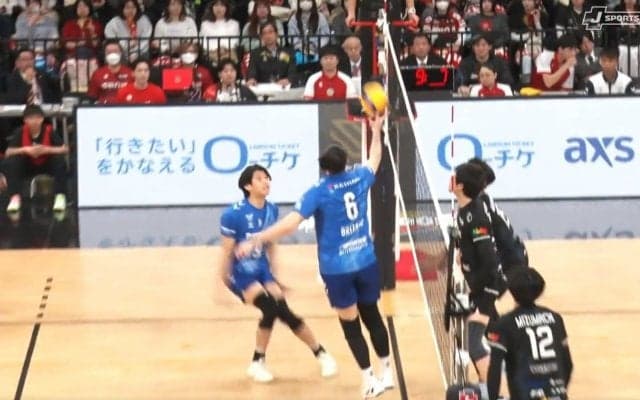男子バレーで世界的セッターが“極上”片手トス「バスケットのレイアップのような」優しい手触りにファン興奮