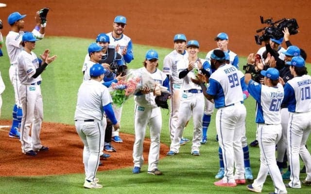 日本ハム　細野の快挙でベンチからマウンドに一番乗りした助っ人　巨体を揺らしバックハグ→最後まで拍手で祝福　試合では２発含む３安打