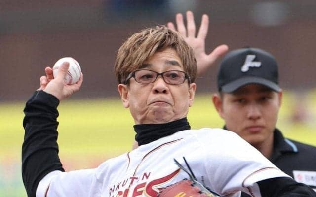 楽天　山寺宏一が始球式「前田健太選手に投球を教わって」６４歳お見事ノーバン投球披露
