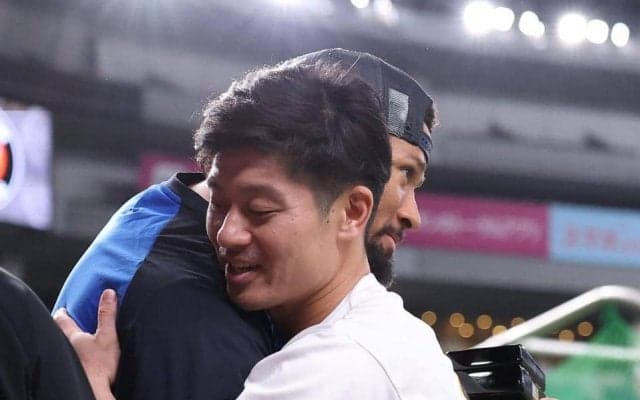 阪神・坂本がデュプランティエに「チャンピオンリング」を手渡す　昨季６勝で優勝に貢献の右腕へ旧友からサプライズ